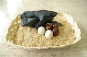 鳥骨鶏の卵と燻製